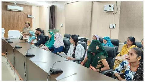 Etawah News: इटावा में मिशन शक्ति अभियान: महिला सुरक्षा और साइबर अपराधों के प्रति किया जागरूक Etawah News: इटावा में मिशन शक्ति अभियान: महिला सुरक्षा और साइबर अपराधों के प्रति किया जागरूक