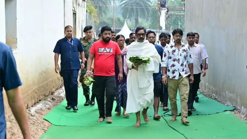 मां के निधन के बाद हेमंत सोरेन ने निभाई खास रस्म, जानिए क्या है परंपरा मां के निधन के बाद हेमंत सोरेन ने निभाई खास रस्म, जानिए क्या है परंपरा