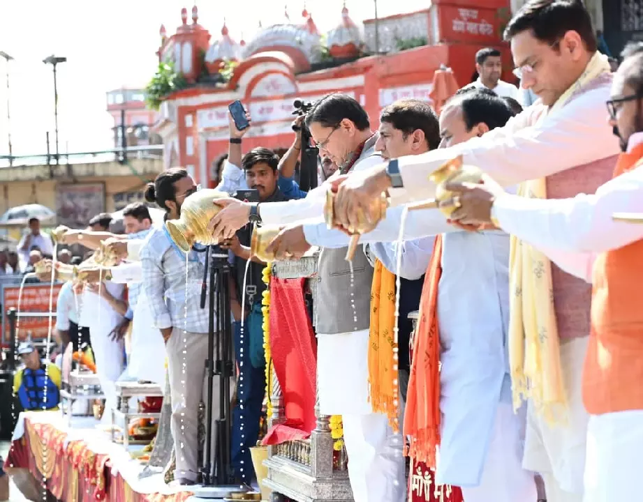 पीएम मोदी के 25 साल के सार्वजनिक सेवा कार्यकाल पर सीएम धामी ने हरकी पैड़ी पर की गंगा आरती