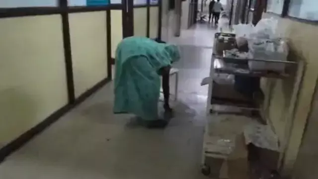 अस्पताल में सफाई के लिए तैनात 55 कर्मचारी, फिर भी मरीज की मां को क्यों लगाना पड़ा पोछा? अस्पताल में सफाई के लिए तैनात 55 कर्मचारी, फिर भी मरीज की मां को क्यों लगाना पड़ा पोछा?