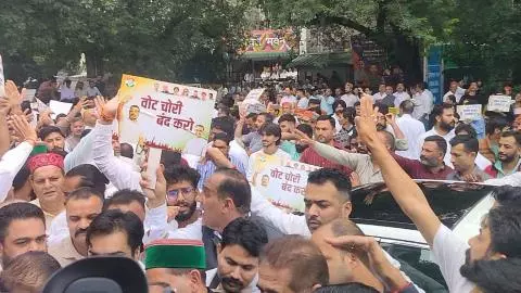 दिल्ली के हिमाचल भवन में कांग्रेस का भारी प्रदर्शन, पहुंचे CM सुक्खू ने फूंका बिगुल, CEC ज्ञानेश कुमार के इस्तीफे पर अड़ें दिल्ली के हिमाचल भवन में कांग्रेस का भारी प्रदर्शन, पहुंचे CM सुक्खू ने फूंका बिगुल, CEC ज्ञानेश कुमार के इस्तीफे पर अड़ें