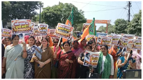 महिलाओं पर अभद्र टिप्पणी के खिलाफ भाजपा महिला मोर्चा का प्रदर्शन, अंबेडकर तिराहे पर लगाया जाम। महिलाओं पर अभद्र टिप्पणी के खिलाफ भाजपा महिला मोर्चा का प्रदर्शन, अंबेडकर तिराहे पर लगाया जाम।