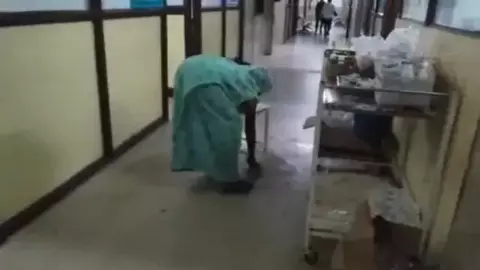 अस्पताल में सफाई के लिए तैनात 55 कर्मचारी, फिर भी मरीज की मां को क्यों लगाना पड़ा पोछा? अस्पताल में सफाई के लिए तैनात 55 कर्मचारी, फिर भी मरीज की मां को क्यों लगाना पड़ा पोछा?