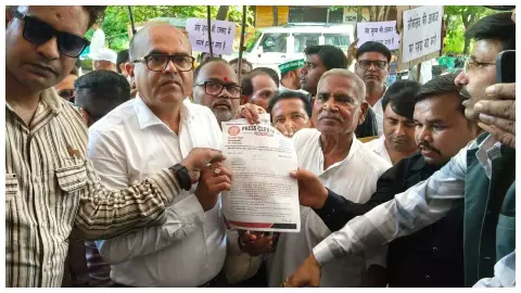 Demonstration against detention of journalists in Mahoba, hands over memorandum to President Demonstration against detention of journalists in Mahoba, hands over memorandum to President