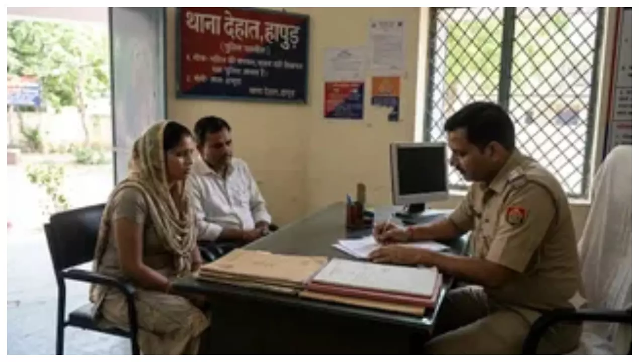 Hapur News:  मुकदमा वापस न लेने पर धमकी, घर में घुसकर महिला से छेड़छाड़ और मारपीट