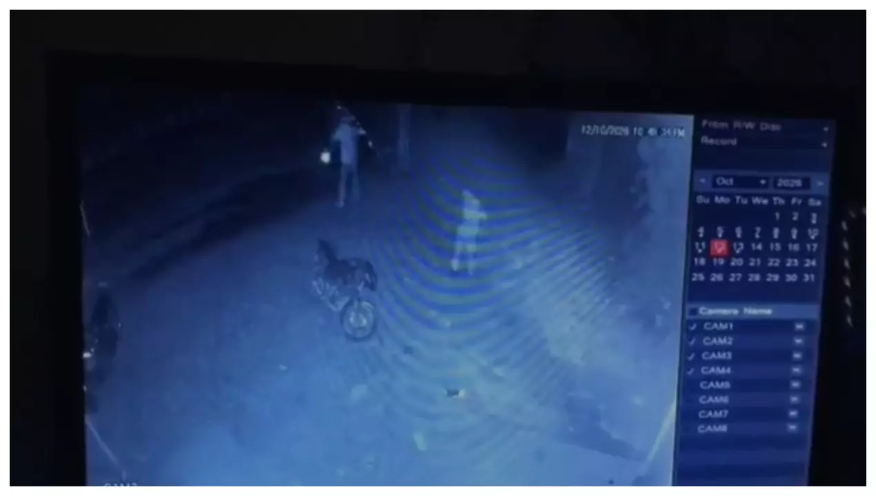 Hapur News शराब नहीं मिली तो भड़के युवक! बुलंदशहर रोड पर ठेके पर बरसाए पत्थर, CCTV में कैद हुई करतूत