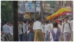 हापुड़: इंटर कॉलेज के बाहर डंडे लेकर निकले छात्रों का वीडियो वायरल हापुड़: इंटर कॉलेज के बाहर डंडे लेकर निकले छात्रों का वीडियो वायरल
