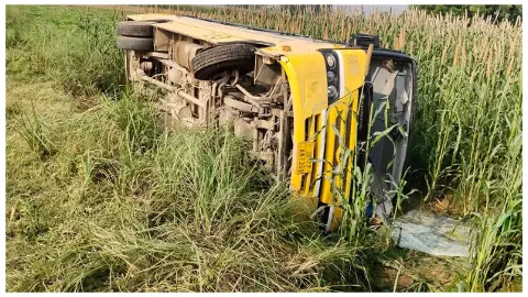 Kanpur Dehat News: कानपुर देहात में राज इंटर कॉलेज की स्कूली बस पलटी,टला बड़ा हादसा