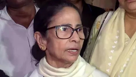 ममता बनर्जी पर कालीघाट में चाकू से हमला, साड़ी खींचने का आरोप, TMC ने पुलिस में दर्ज की शिकायत ममता बनर्जी पर कालीघाट में चाकू से हमला, साड़ी खींचने का आरोप, TMC ने पुलिस में दर्ज की शिकायत