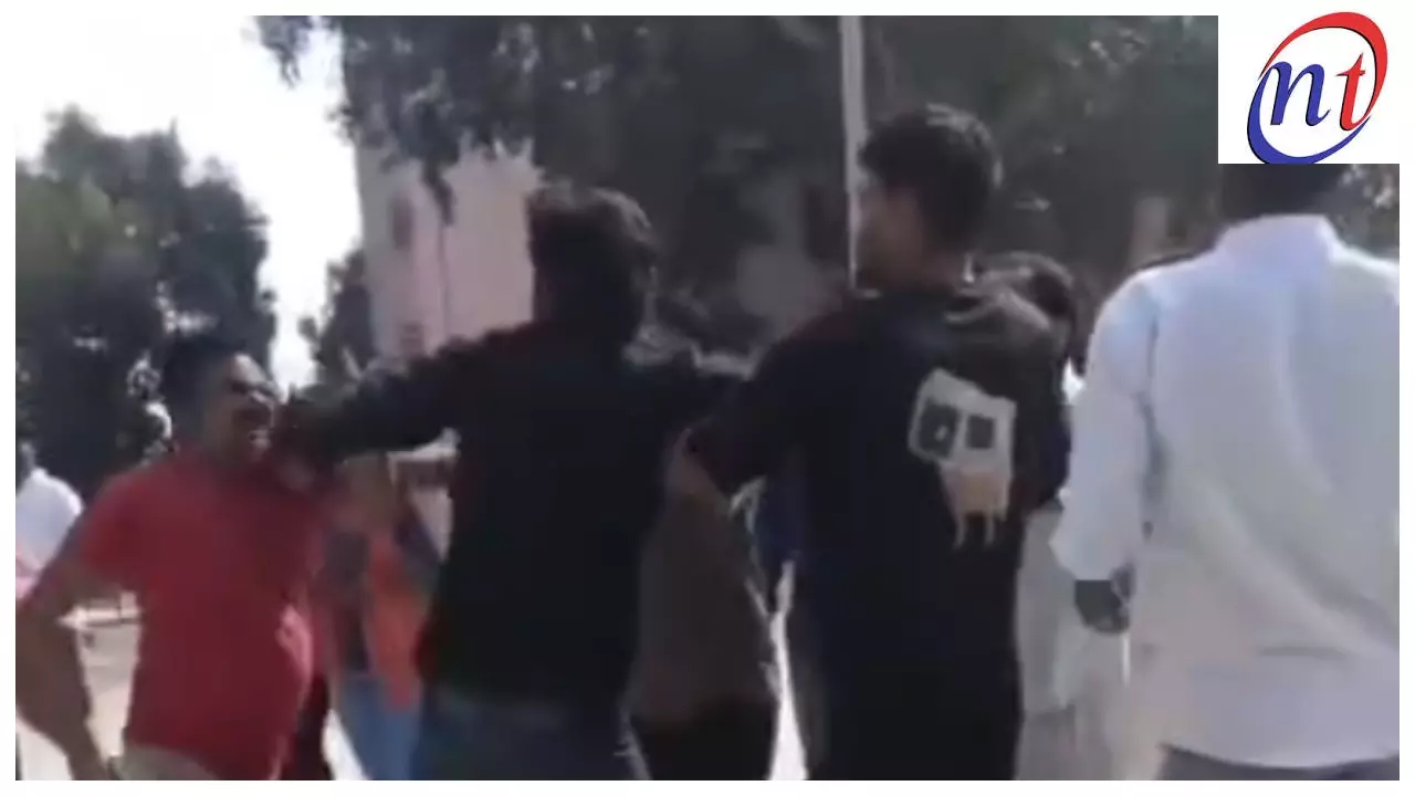 Fatehpur News: मेडिकल कॉलेज परिसर में पार्किंग को लेकर खूनी संघर्ष, वीडियो वायरल Fatehpur News: मेडिकल कॉलेज परिसर में पार्किंग को लेकर खूनी संघर्ष, वीडियो वायरल