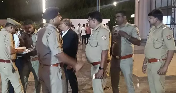 लखनऊ के होटल की 10वीं मंजिल से गिरी युवती, कमरे में मिले सुराग और दोस्त के फरार होने से गहराया रहस्य लखनऊ के होटल की 10वीं मंजिल से गिरी युवती, कमरे में मिले सुराग और दोस्त के फरार होने से गहराया रहस्य