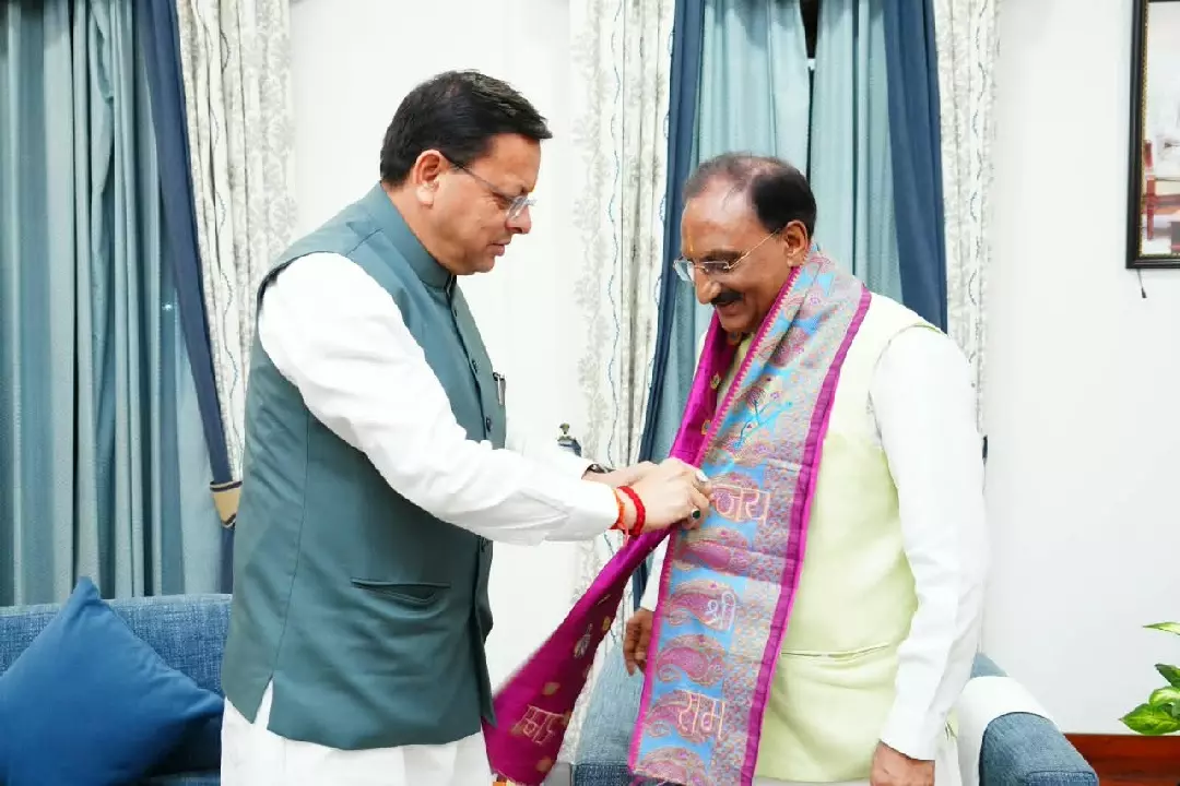 सीएम धामी से मिले पूर्व केंद्रीय मंत्री डॉ. रमेश पोखरियाल निशंक, उत्तराखंड के विकास पर हुई चर्चा