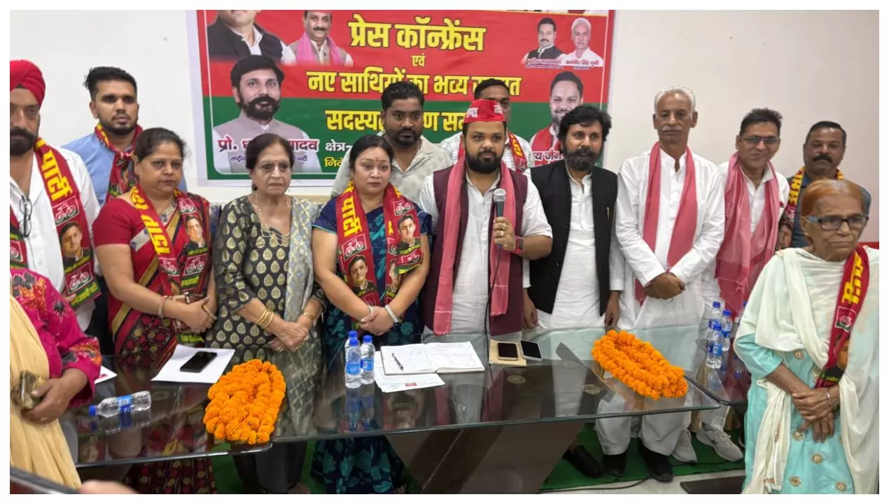 Meerut News सेंट्रल मार्केट की धरनारत महिलाओं ने थामा सपा का हाथ, भाजपा से मोहभंग का दावा Meerut News सेंट्रल मार्केट की धरनारत महिलाओं ने थामा सपा का हाथ, भाजपा से मोहभंग का दावा