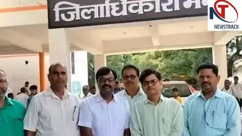 Mainpuri: मैनपुरी के 30% परिषदीय स्कूलों में विकास कार्य शुरू नहीं, शिक्षक संघ ने डीएम से लगाई गुहार Mainpuri: मैनपुरी के 30% परिषदीय स्कूलों में विकास कार्य शुरू नहीं, शिक्षक संघ ने डीएम से लगाई गुहार