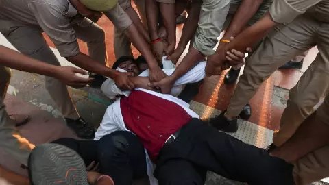 वेतन विसंगति के खिलाफ बॉन्डेड डॉक्टरों का अनोखा विरोध, गांधी प्रतिमा पर गाया राष्ट्रगान