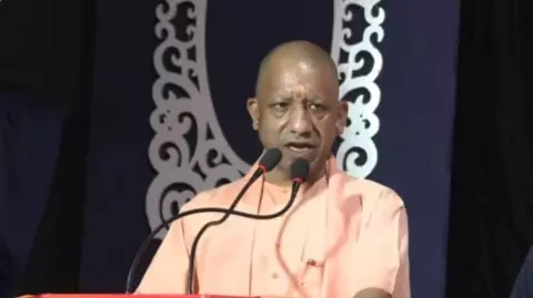धन के लिए धर्म नहीं त्यागूंगा, छिड़ गया युद्ध तो बम-गोले भी दागूंगा : मुख्यमंत्री योगी आदित्यनाथ धन के लिए धर्म नहीं त्यागूंगा, छिड़ गया युद्ध तो बम-गोले भी दागूंगा : मुख्यमंत्री योगी आदित्यनाथ
