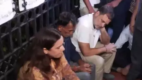 इंडिया गेट पर अंकिता भंडारी के परिवार के साथ बैठे राहुल-प्रियंका गांधी, दुष्यंत गौतम को राज्यपाल बनाए जाने का विरोध इंडिया गेट पर अंकिता भंडारी के परिवार के साथ बैठे राहुल-प्रियंका गांधी, दुष्यंत गौतम को राज्यपाल बनाए जाने का विरोध
