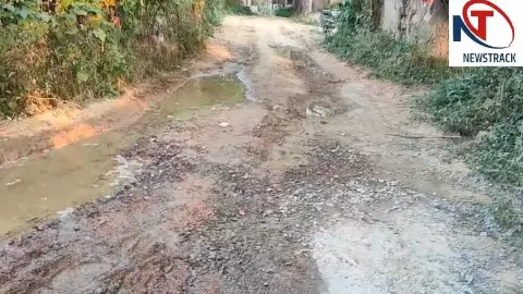Mahoba News: 9 लाख की सीसी सड़क निर्माण के तुरंत बाद फटी, ग्रामीणों ने भ्रष्टाचार के आरोप लगाए Mahoba News: 9 लाख की सीसी सड़क निर्माण के तुरंत बाद फटी, ग्रामीणों ने भ्रष्टाचार के आरोप लगाए