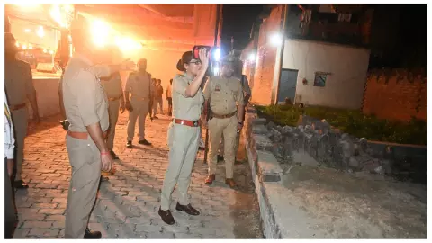 Kanpur Dehat News:  एसपी ने मुंगीसापुर और रूरा में परखी सुरक्षा, नवरात्रि को लेकर किया पैदल गश्त