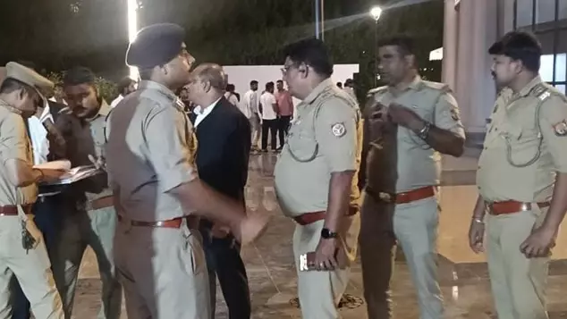 लखनऊ के होटल की 10वीं मंजिल से गिरी युवती, कमरे में मिले सुराग और दोस्त के फरार होने से गहराया रहस्य लखनऊ के होटल की 10वीं मंजिल से गिरी युवती, कमरे में मिले सुराग और दोस्त के फरार होने से गहराया रहस्य
