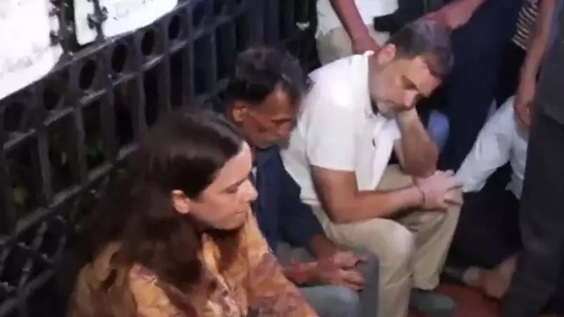 इंडिया गेट पर अंकिता भंडारी के परिवार के साथ बैठे राहुल-प्रियंका गांधी, दुष्यंत गौतम को राज्यपाल बनाए जाने का विरोध इंडिया गेट पर अंकिता भंडारी के परिवार के साथ बैठे राहुल-प्रियंका गांधी, दुष्यंत गौतम को राज्यपाल बनाए जाने का विरोध