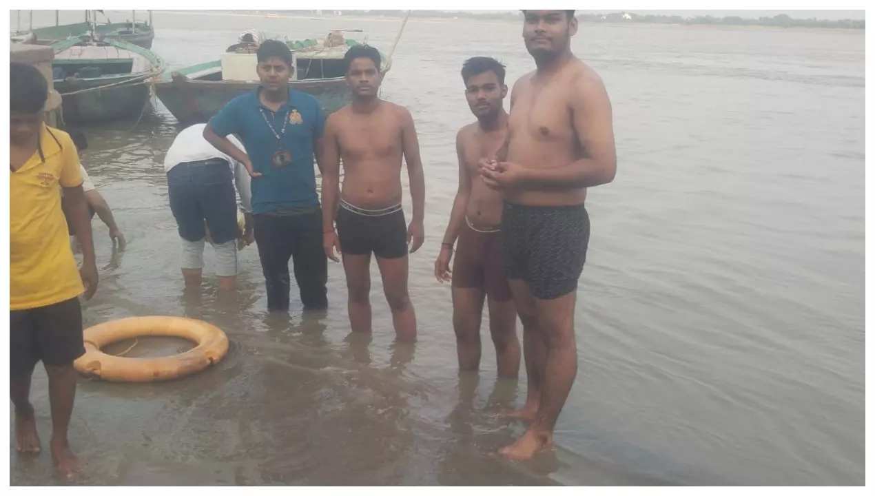 चंदौली के पीएसी जवान रोहित कन्नौजिया बने देवदूत, गंगा में डूबते दो युवकों की बचाई जान