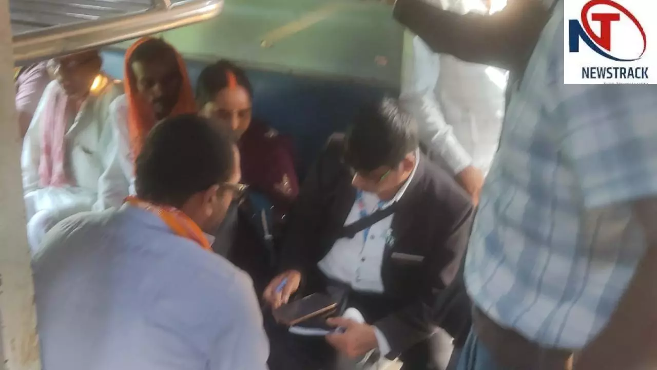 Chandauli News: सासाराम- बिक्रमगंज रेलखंड और स्टेशन पर सघन टिकट चेकिंग, 136 मामले पकड़े गए Chandauli News: सासाराम- बिक्रमगंज रेलखंड और स्टेशन पर सघन टिकट चेकिंग, 136 मामले पकड़े गए