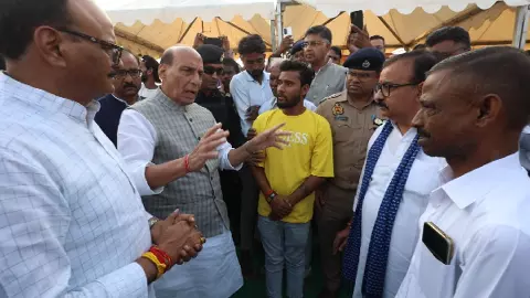 भाषण नहीं, आपका दर्द बांटने आया हूं: लखनऊ में बाढ़ पीड़ितों के बीच पहुंचे राजनाथ सिंह भाषण नहीं, आपका दर्द बांटने आया हूं: लखनऊ में बाढ़ पीड़ितों के बीच पहुंचे राजनाथ सिंह
