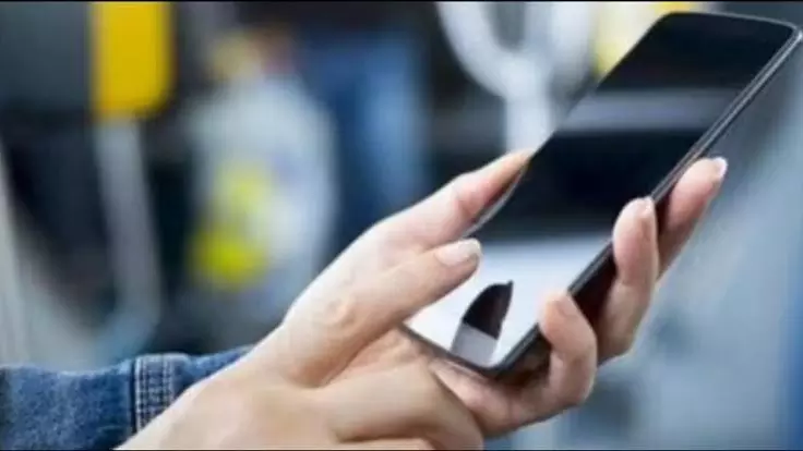 मोबाइल का ज्यादा इस्तेमाल बिगाड़ रहा हाथों की सेहत, लखनऊ के अस्पतालों में बढ़े दर्द के मरीज