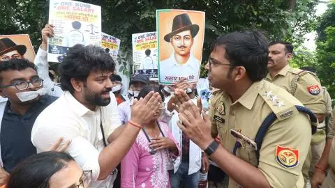 समान वेतन मांग रहे डॉक्टरों पर FIR, लखनऊ में प्रदर्शन के बाद अब किस मुसीबत में फंसे?