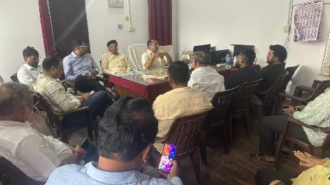 Azamgarh News: जीएसटी कार्यालय में मिष्ठान एवं सर्राफा व्यापारियों के साथ बैठक दिये गये कड़े निर्देश