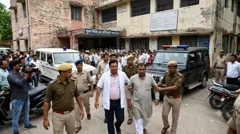 कानपुर में होमगार्ड भर्ती मेडिकल में वसूली का आरोप, 2 डॉक्टरों समेत 3 पर केस