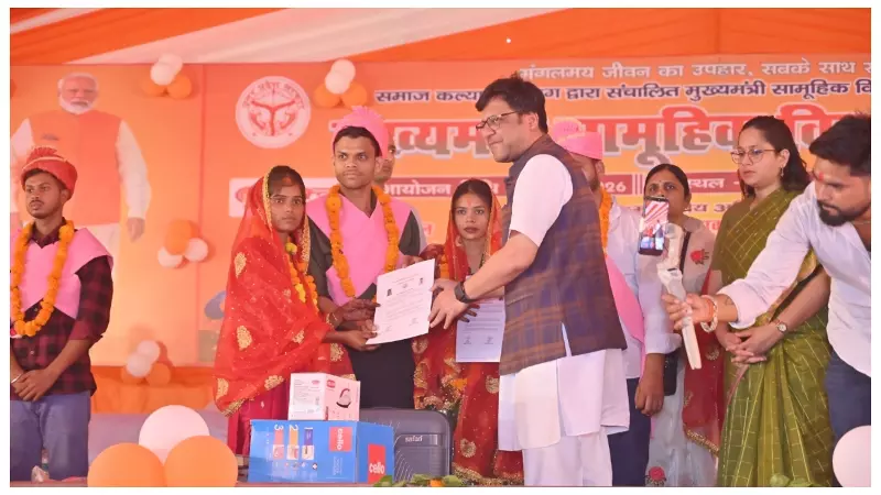 हरदोई में 622 जोड़ों का सामूहिक विवाह, मंत्री नितिन अग्रवाल ने पुष्पवर्षा कर दिया आशीर्वाद