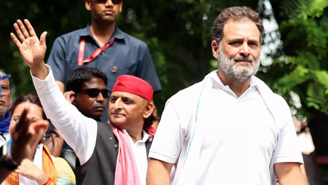 सपा-कांग्रेस गठबंधन में सीटों का पेंच! दिल्ली की बैठक के बाद यूपी की सियासत में हलचल तेज