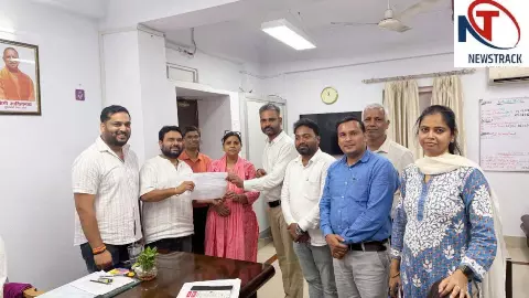Raebareli News: शासन के आश्वासन पर संविदा स्वास्थ्य कर्मियों का धरना समाप्त, काम पर लौटे कर्मचारी Raebareli News: शासन के आश्वासन पर संविदा स्वास्थ्य कर्मियों का धरना समाप्त, काम पर लौटे कर्मचारी