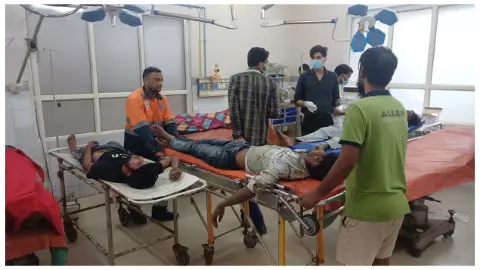चालक को नींद का झोका आने से खड़े सीमेंट से भरे ट्रोला में पीछे से घुसी मैक्स पिकअप, सात युवक घायल चालक को नींद का झोका आने से खड़े सीमेंट से भरे ट्रोला में पीछे से घुसी मैक्स पिकअप, सात युवक घायल