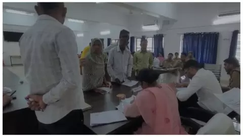 Kanpur Dehat News:  समाधान दिवस में फरियादी करते रहे इंतजार, BDO के फेसबुक चलाने का वीडियो वायरल
