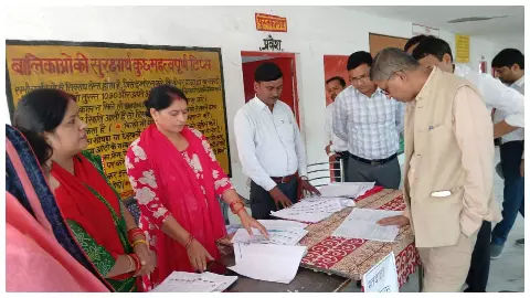 Kanpur Dehat News: डीएम कपिल सिंह ने मतदान केंद्रों का किया निरीक्षण, बच्चों के साथ खेला कैरम
