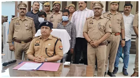 Santkabir Nagar: संतकबीरनगर में सेब की पेटियों के नीचे मिली 220 पेटी अवैध शराब, दो तस्कर गिरफ्तार Santkabir Nagar: संतकबीरनगर में सेब की पेटियों के नीचे मिली 220 पेटी अवैध शराब, दो तस्कर गिरफ्तार