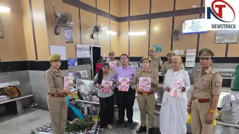 Jhansi News: झांसी में मिशन शक्ति अभियान, छात्राओं को महिला सुरक्षा और हेल्पलाइन की दी जानकारी