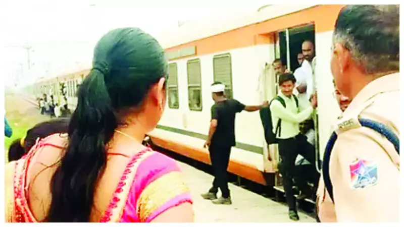 Jhansi News: सीट विवाद पर महिला दारोगा इंजन के आगे खड़ी हुई, ट्रेन रुकी