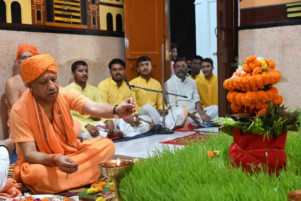 गोरखनाथ मंदिर में सीएम योगी ने किया महानिशा पूजन, हवन के साथ मांगी जगत कल्याण की कामना