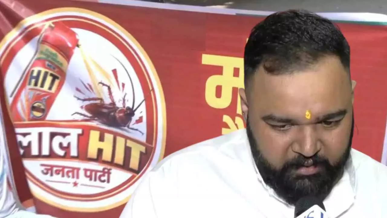 अब कॉकरोचों का होगा सफाया! CJP को टेंशन देने आई लाल हिट जनता पार्टी, दिल्ली की सड़कों पर सिक्रेट प्लान अब कॉकरोचों का होगा सफाया! CJP को टेंशन देने आई लाल हिट जनता पार्टी, दिल्ली की सड़कों पर सिक्रेट प्लान