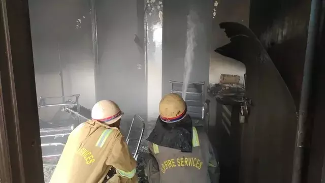 लखनऊ के द्वारिका टावर में आग से लाखों का सामान जलकर राख, लाइब्रेरी में मची चीख-पुकार लखनऊ के द्वारिका टावर में आग से लाखों का सामान जलकर राख, लाइब्रेरी में मची चीख-पुकार