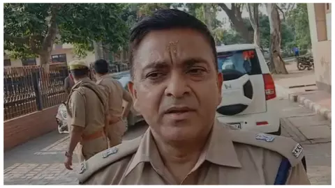 वृंदावन में निर्माण कार्य के दौरान हादसा, छज्जा टूटने से दो महिला मजदूर नीचे गिरीं, एक की मौत वृंदावन में निर्माण कार्य के दौरान हादसा, छज्जा टूटने से दो महिला मजदूर नीचे गिरीं, एक की मौत