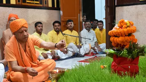 गोरखनाथ मंदिर में सीएम योगी ने किया महानिशा पूजन, हवन के साथ मांगी जगत कल्याण की कामना गोरखनाथ मंदिर में सीएम योगी ने किया महानिशा पूजन, हवन के साथ मांगी जगत कल्याण की कामना