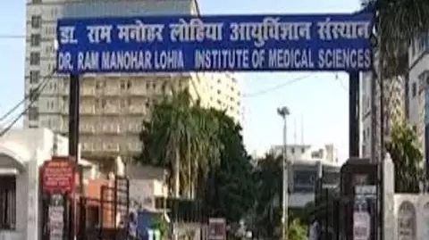 लोहिया संस्थान के बाहर मरीजों की दलाली का खेल! निजी अस्पताल भेजने से इनकार पर EMT की पिटाई लोहिया संस्थान के बाहर मरीजों की दलाली का खेल! निजी अस्पताल भेजने से इनकार पर EMT की पिटाई