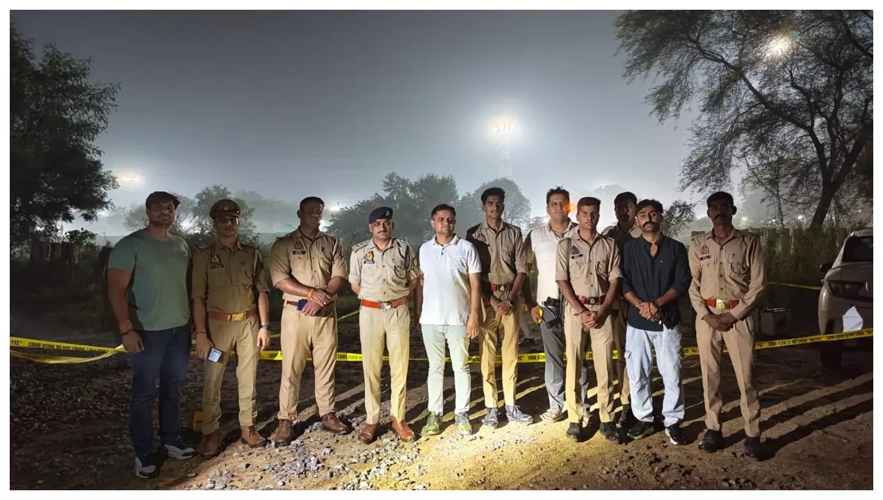 Mathura News: मथुरा में पुलिस मुठभेड़ के बाद अंतरजनपदीय गैंग के दो सदस्य गिरफ्तार, चोरी के 99,500 रुपये बरामद