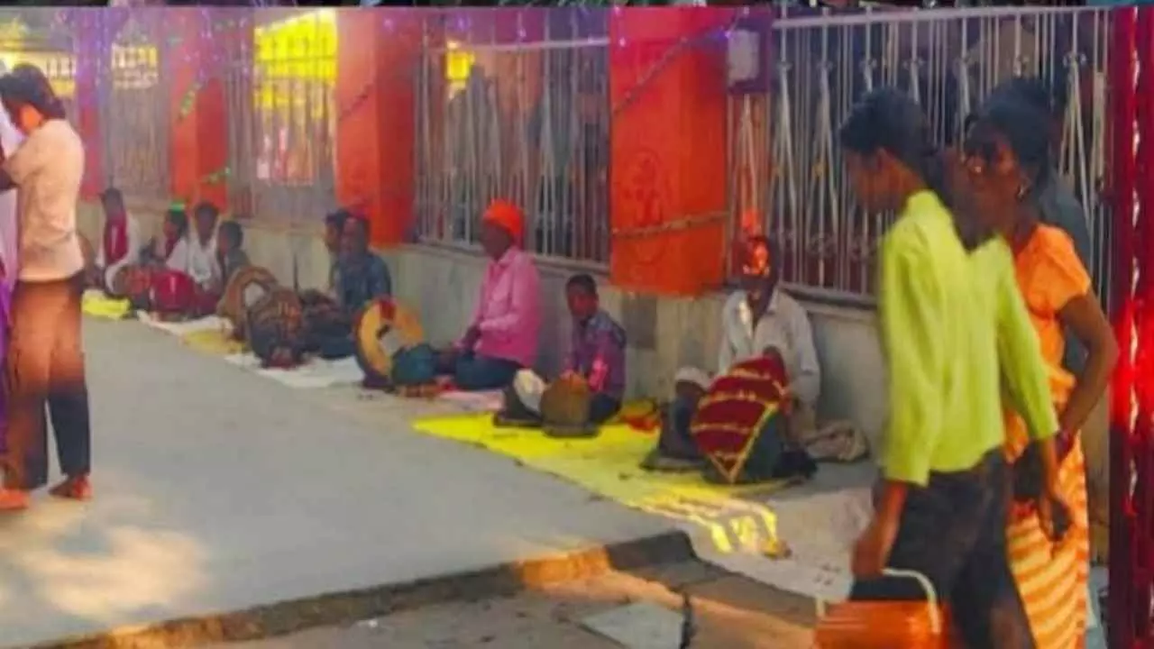 Shravasti News: हिमालय की तलहटी में उमड़ा भक्ति का सैलाब, कन्या भोज, मंदिरों में श्रद्धालुओं की भीड़ Shravasti News: हिमालय की तलहटी में उमड़ा भक्ति का सैलाब, कन्या भोज, मंदिरों में श्रद्धालुओं की भीड़