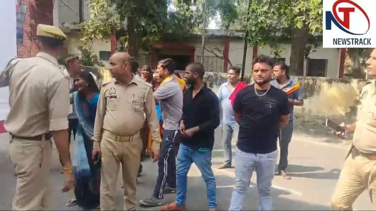 Etawah News: गौरव आत्महत्या मामला: गिरफ्तारी न होने पर परिजनों का एसएसपी कार्यालय पर प्रदर्शन